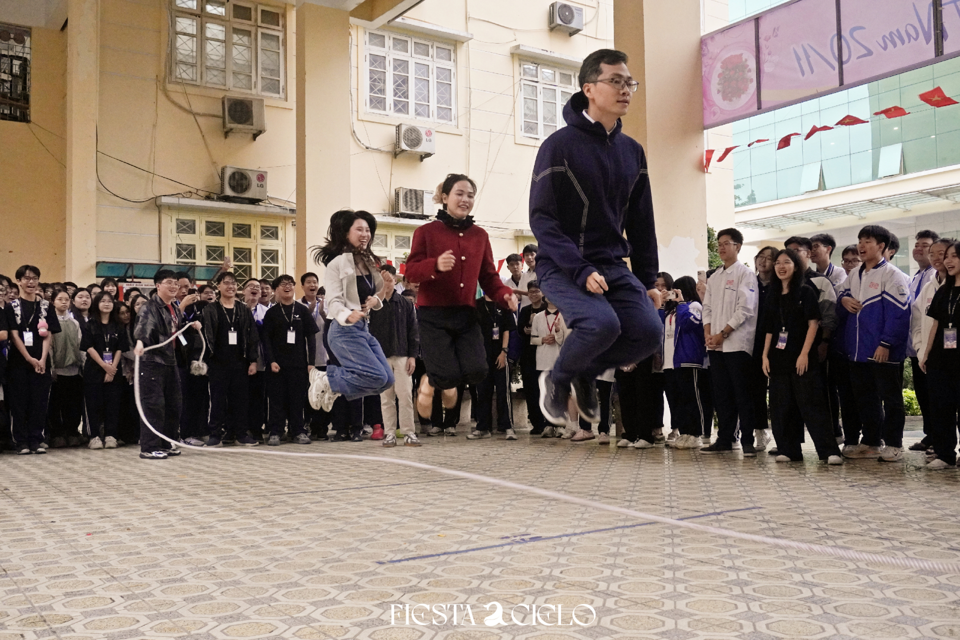 Thầy cô tham gia phần thi cứu trợ đầy náo nhiệt