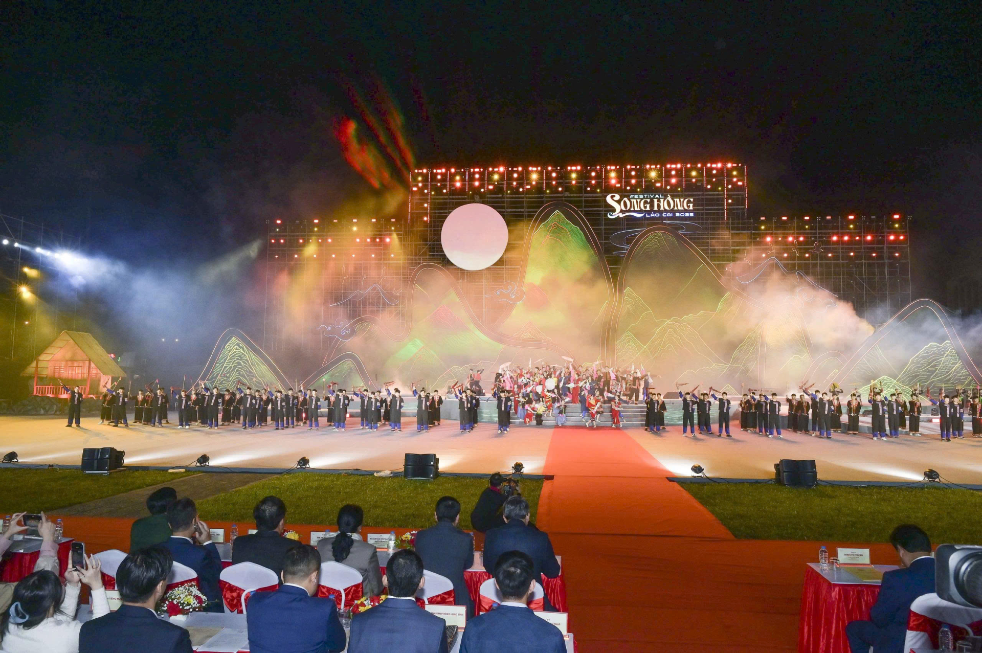 Khai mạc Fesitval Sông Hồng 2025 diễn ra tại Quảng trường Nam Cường, phường Lào Cai, tỉnh Lào Cai