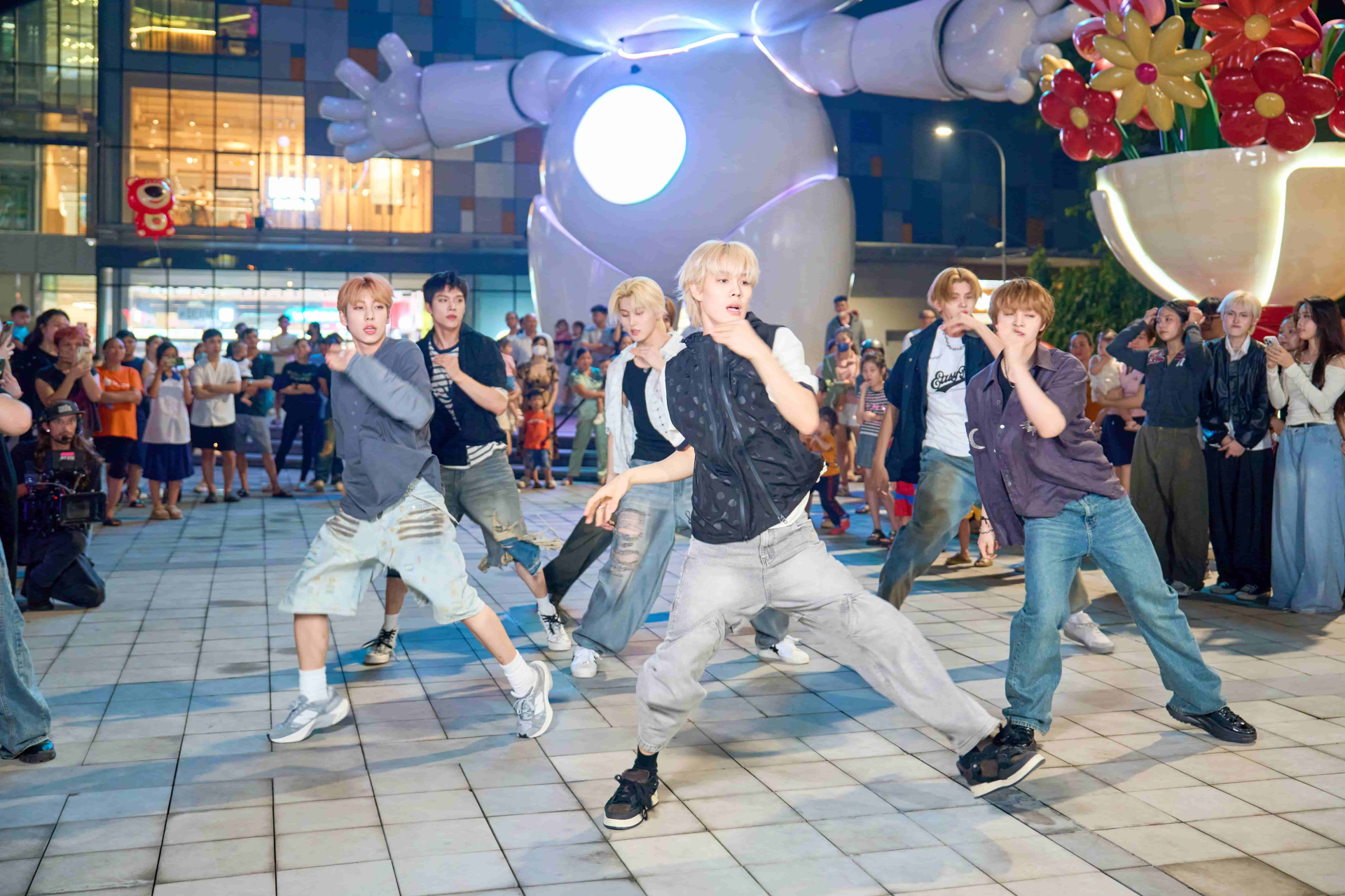 Nhóm UNWRECKABLE trình diễn