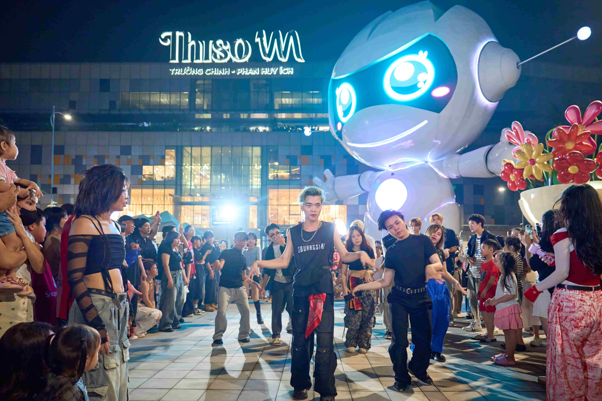 Khán giả hòa cùng không khí sôi động với phần nhảy  K-Pop Random Dance