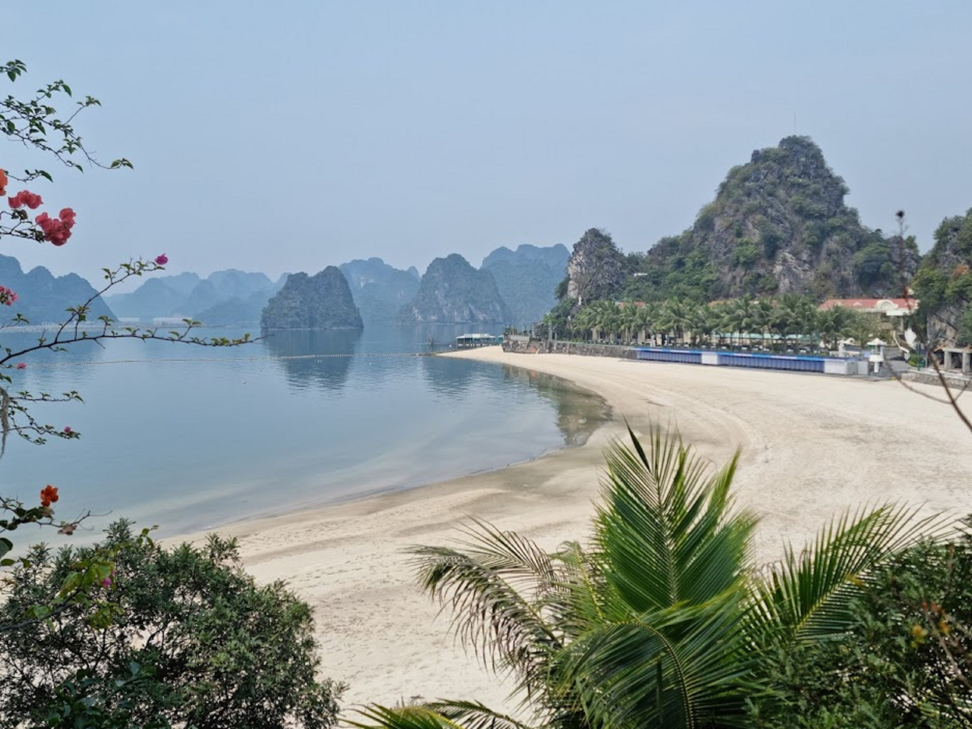 Bãi tắm biển bên bờ vịnh Bái Tử Long