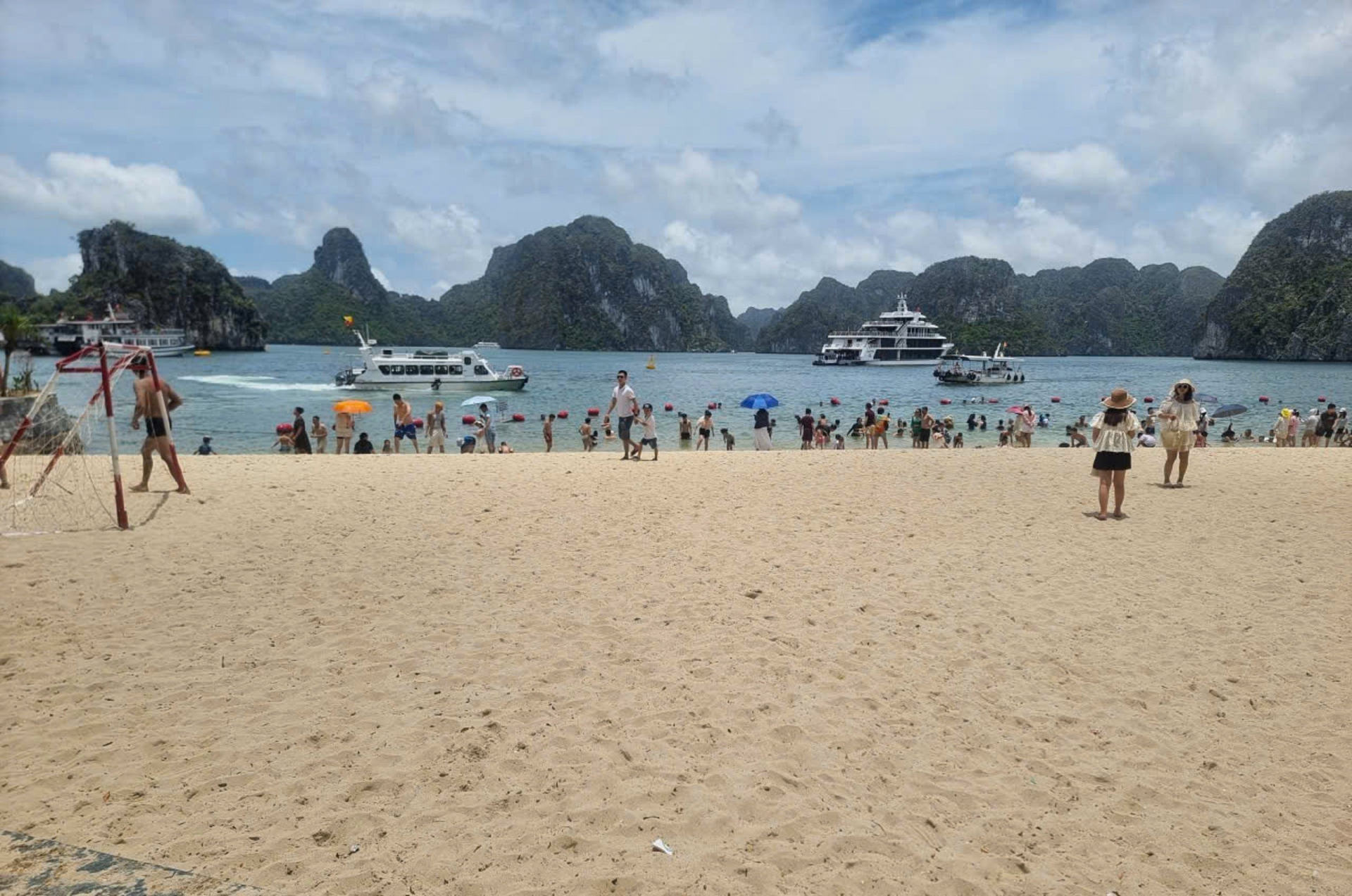 Bãi tắm Ti Top trên Vịnh Hạ Long