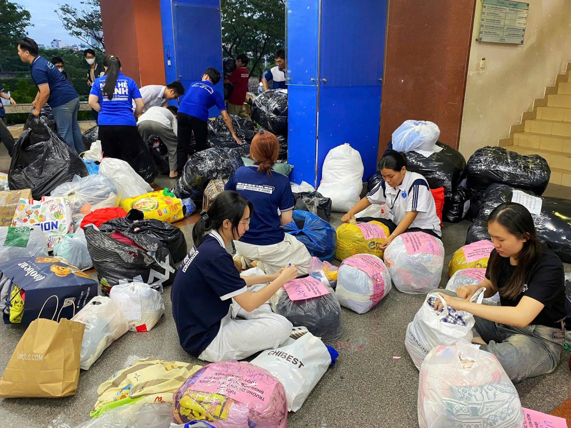   Đoàn Thanh niên - Hội sinh viên Trường Đại học Khoa học tự nhiên, Đại học Quốc gia TP. Hồ Chí Minh thông báo tổ chức Điểm tiếp nhận hàng cứu trợ đồng bào các tỉnh miền Trung. Thời gian tiếp nhận từ ngày 22/11 đến 24/11.  