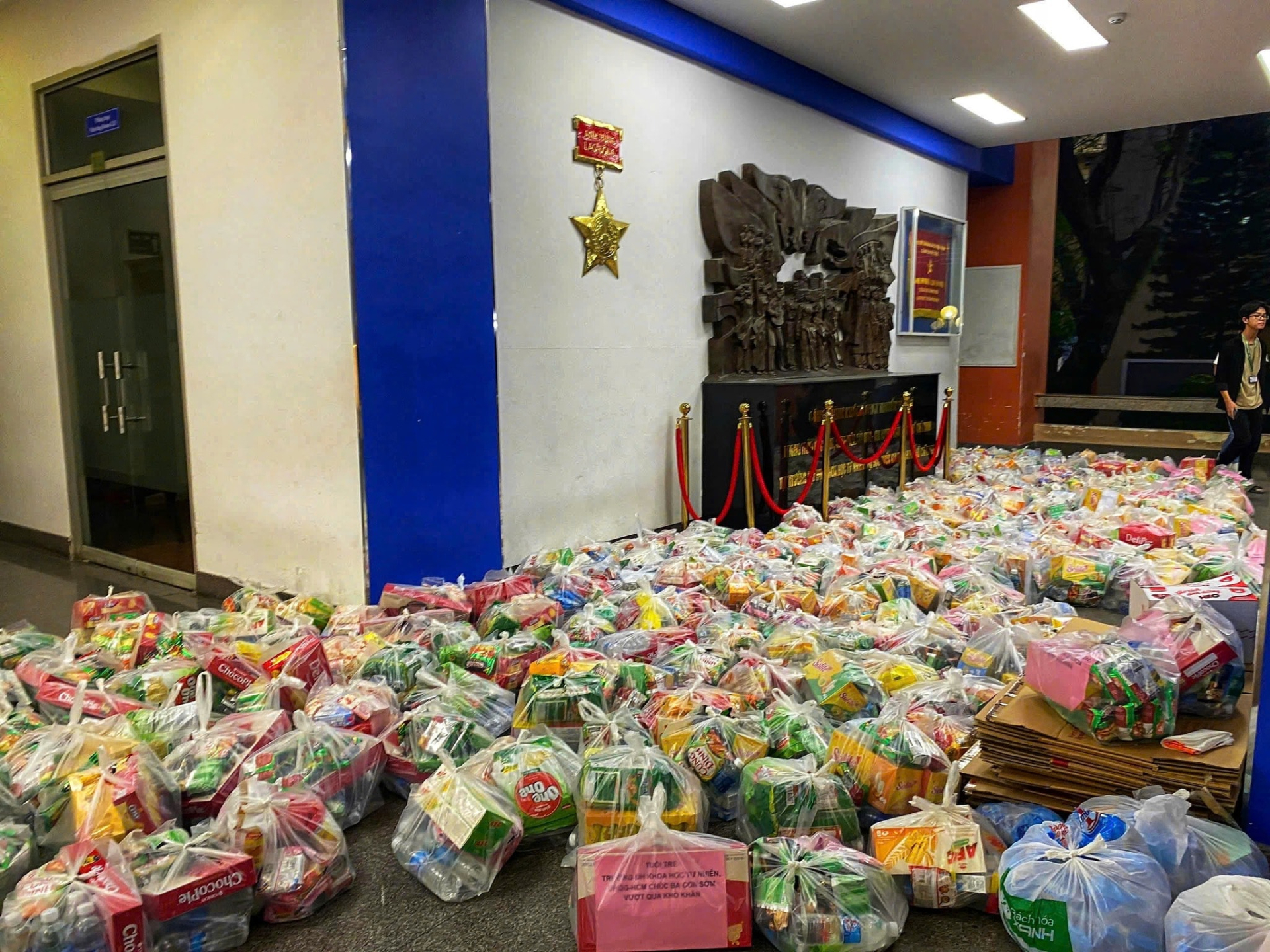   Các vật phẩm cần thiết được sinh viên Trường Đại học Khoa học tự nhiên, Đại học Quốc gia TP. Hồ Chí Minh đóng gói để gửi tới người dân vùng lũ  