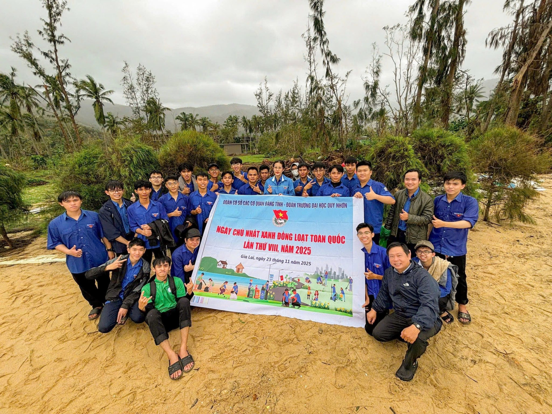   Tuổi trẻ Trường Đại học Quy Nhơn đã đồng loạt ra quân hỗ trợ người dân bị ảnh hưởng bởi đợt lũ vừa qua tại nhiều địa điểm  