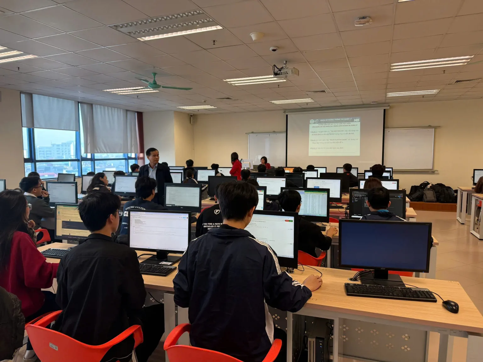 Việc triển khai hình thức thi mới thể hiện quyết tâm của Đại học Kinh tế Quốc dân trong việc ứng dụng mạnh mẽ công nghệ thông tin trong công tác khảo thí