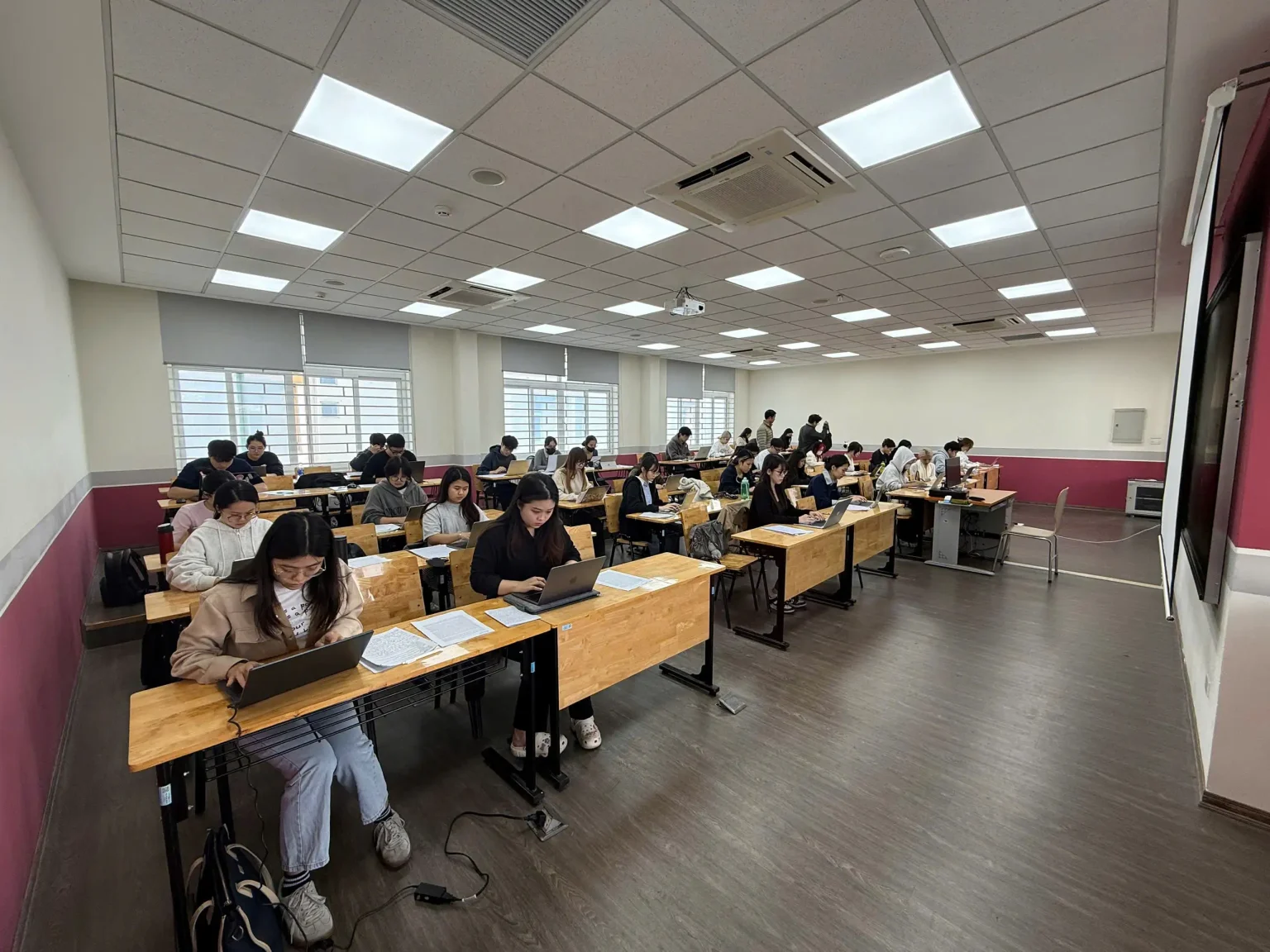 Kỳ thi tự luận trên máy tính đầu tiên tại Đại học Kinh tế Quốc dân: Bước tiến mới trong công tác khảo thí