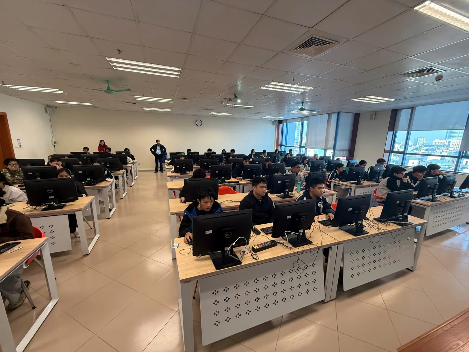 Kỳ thi tự luận trên máy tính đầu tiên tại Đại học Kinh tế Quốc dân: Bước tiến mới trong công tác khảo thí