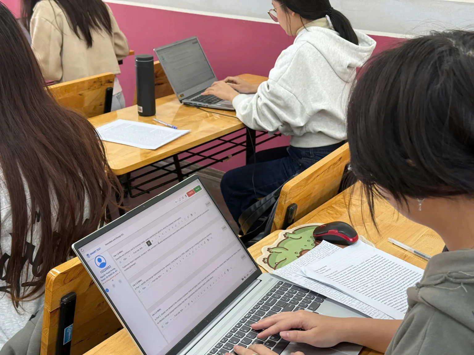 Kỳ thi tự luận trên máy tính đầu tiên tại Đại học Kinh tế Quốc dân: Bước tiến mới trong công tác khảo thí