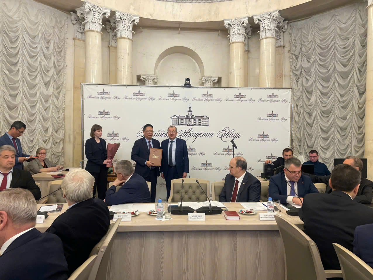 GS.VS. Châu Văn Minh đón nhận danh hiệu Viện sĩ Viện Hàn lâm Khoa học Nga từ GS.VS. Gennedy Kraniskov, Chủ tịch Viện Hàn lâm Khoa học Nga