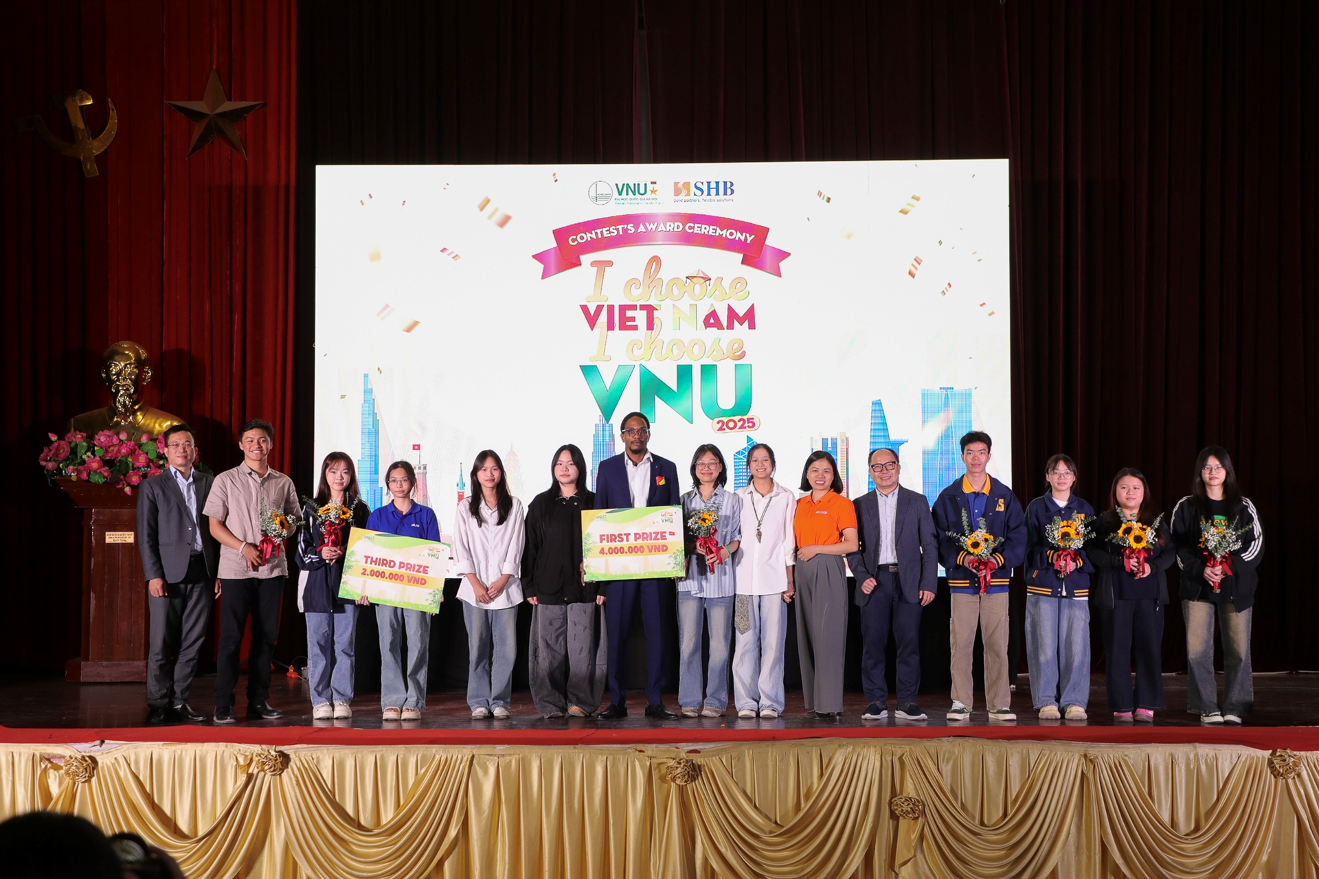 Trao giải cho các cá nhân đoạt giải Cuộc thi “I Choose Vietnam, I Choose VNU” năm 2025