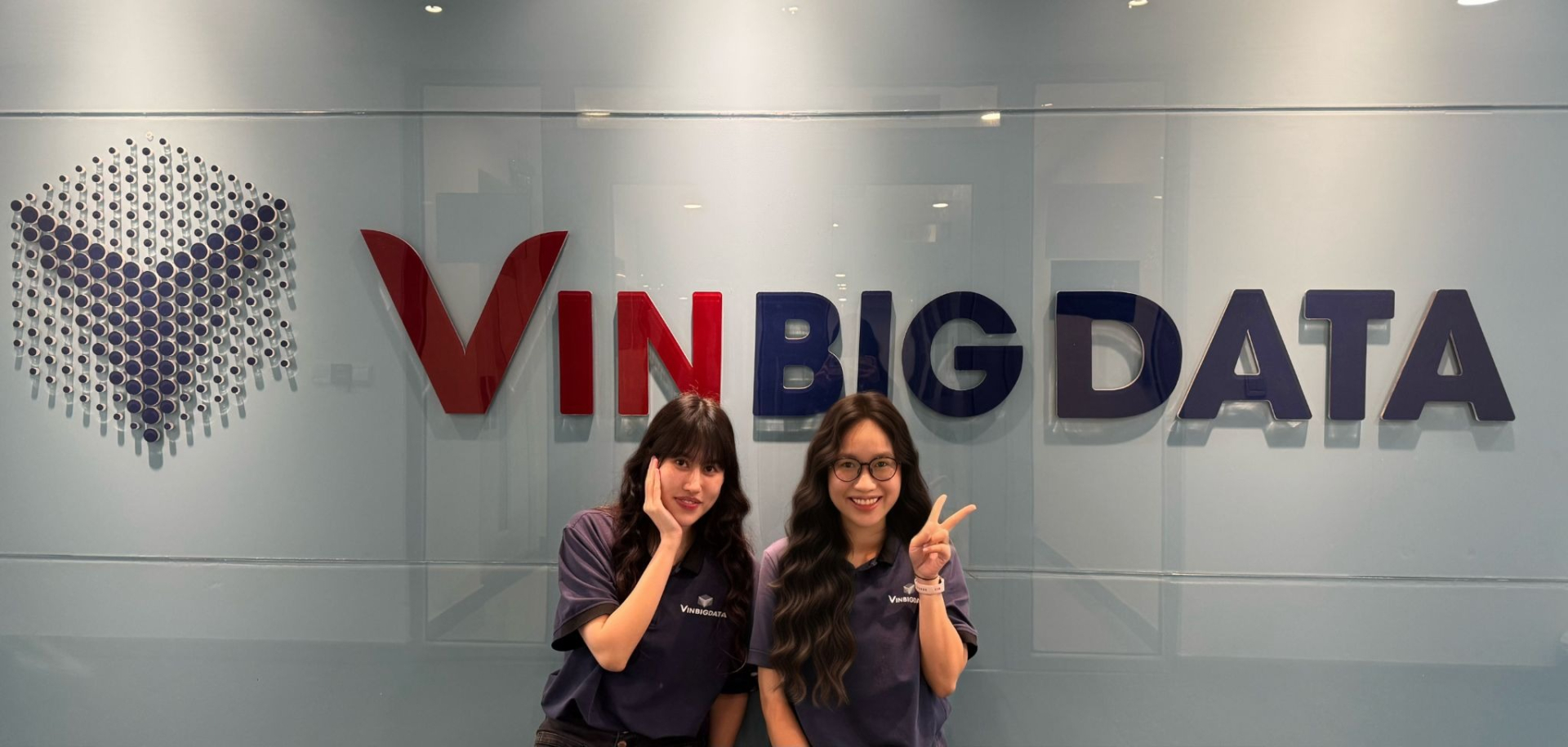 Ngọc Diễm (bên phải) làm việc tại Viện nghiên cứu dữ liệu lớn của Vingroup