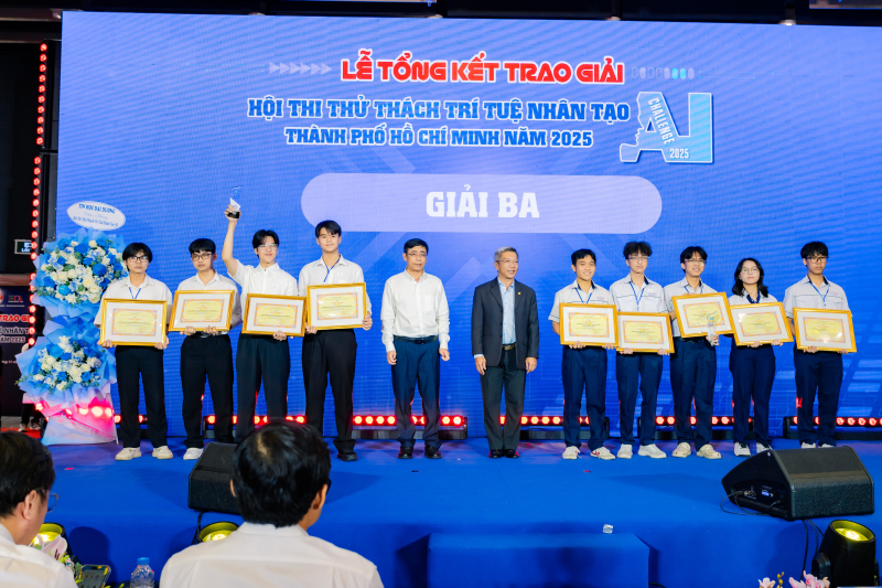 Đội thi LunchRetrieval (bên trái) đạt giải Ba chung cuộc bảng A Hội thi