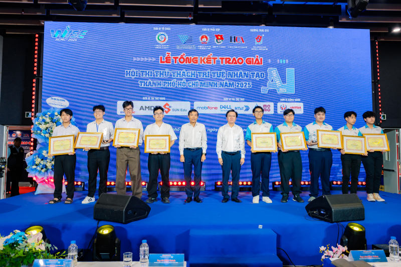 OpenCubee_2 (phía bên trái) về Nhì tại cuộc thi