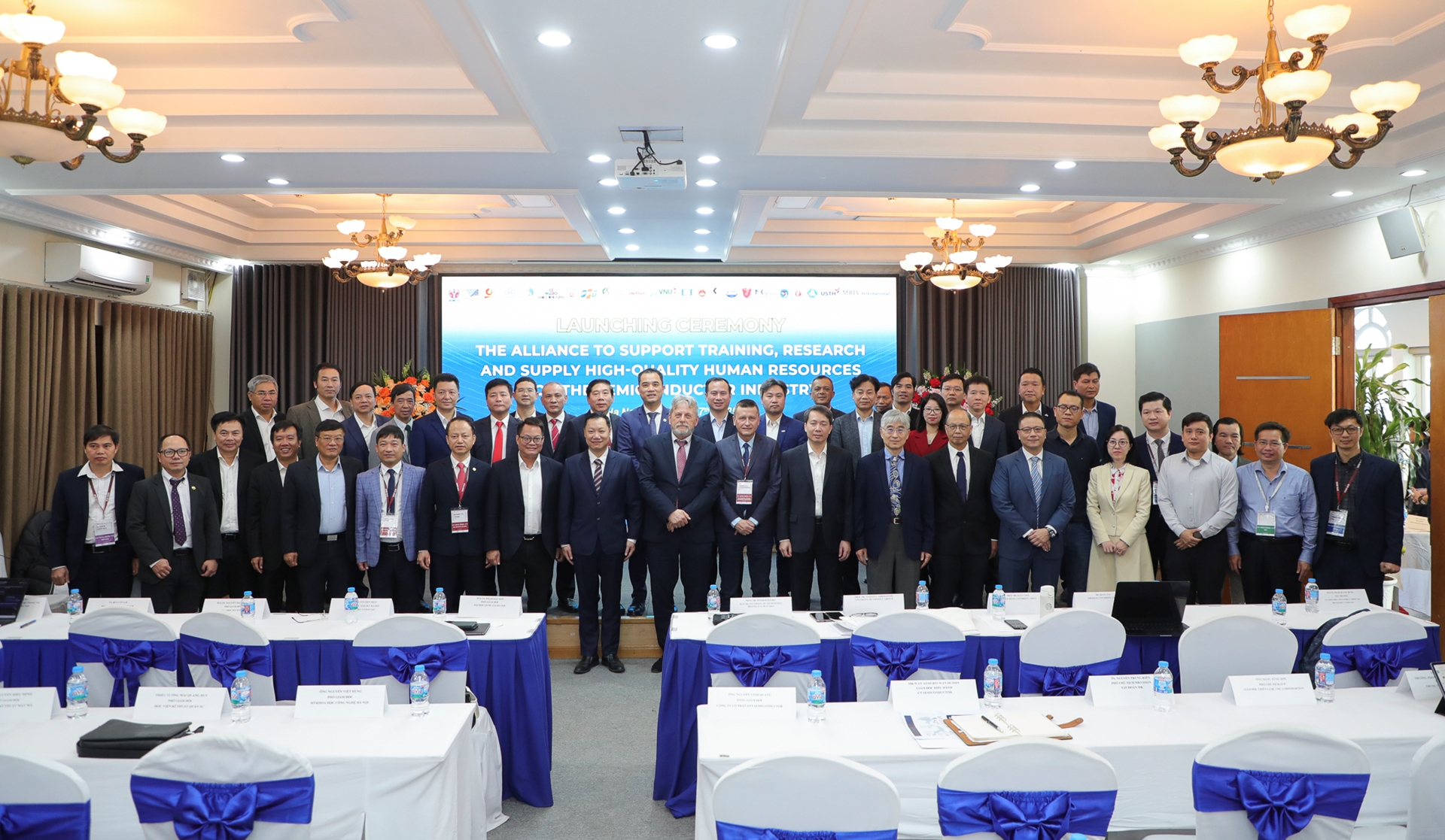 Công bố các ứng dụng và công nghệ hiện đại trong lĩnh vực trí tuệ nhân tạo và công nghiệp bán dẫn