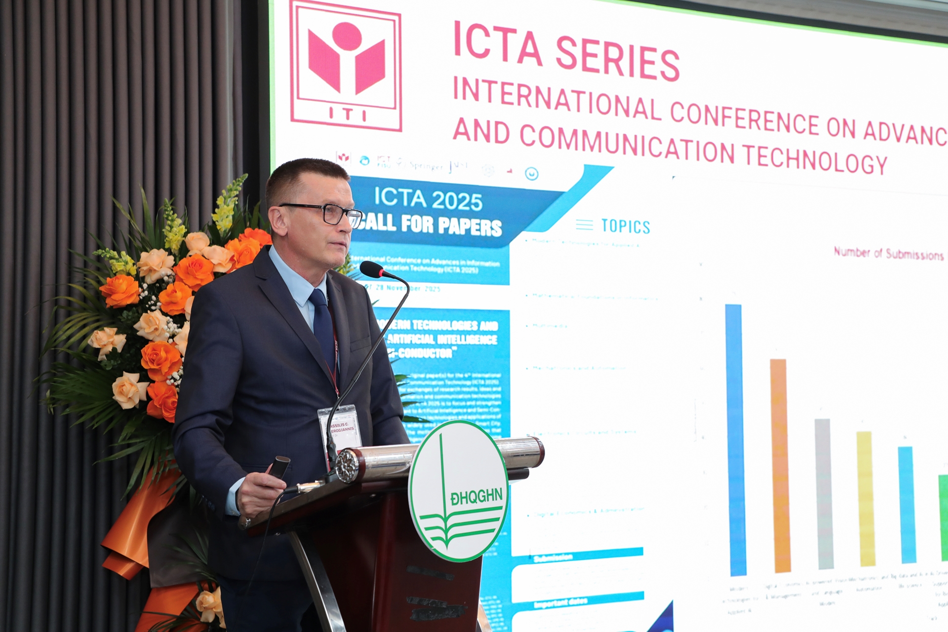 GS.TS. Vassilis C. Gerogiannis, ĐH Thessaly, Larissa (Hy Lạp) trình bày về “Lựa chọn đặc trưng tiến hóa lai: Từ nguyên lý cốt lõi đến những thách thức AI tương lai”