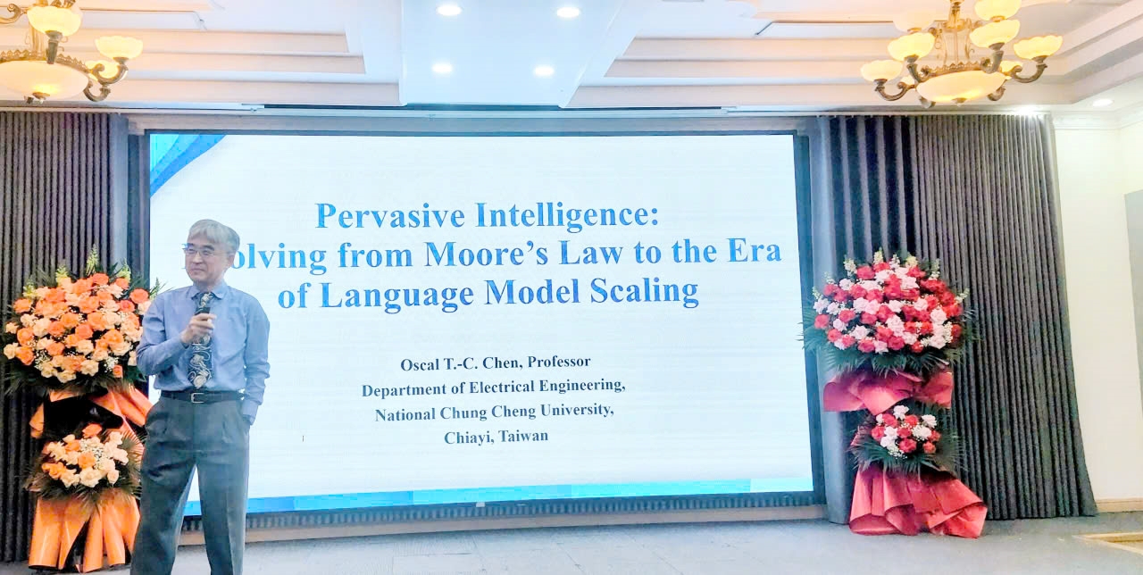 GS.TS. Oscal Tzyh-Chiang Chen, Đại học Quốc lập Trung Chính, Đài Loan (Trung Quốc) chia sẻ tại Hội nghị về “Trí tuệ phổ cập: Tiến hóa từ định luật Moore đến kỷ nguyên mở rộng mô hình ngôn ngữ”.