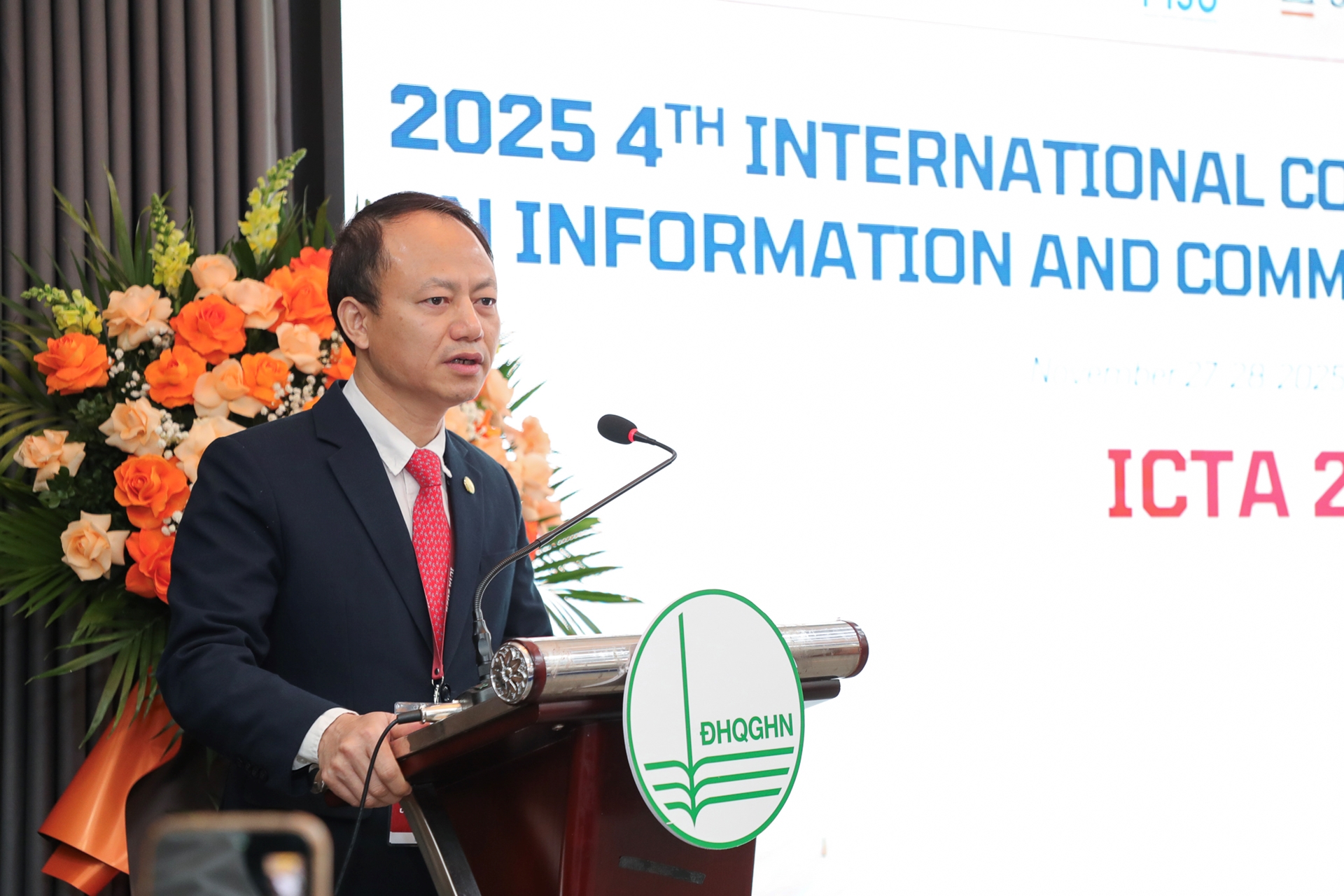 Viện trưởng Viện Công nghệ Thông tin, ĐHQGHN GS. Trần Xuân Tú phát biểu khai mạc hội nghị