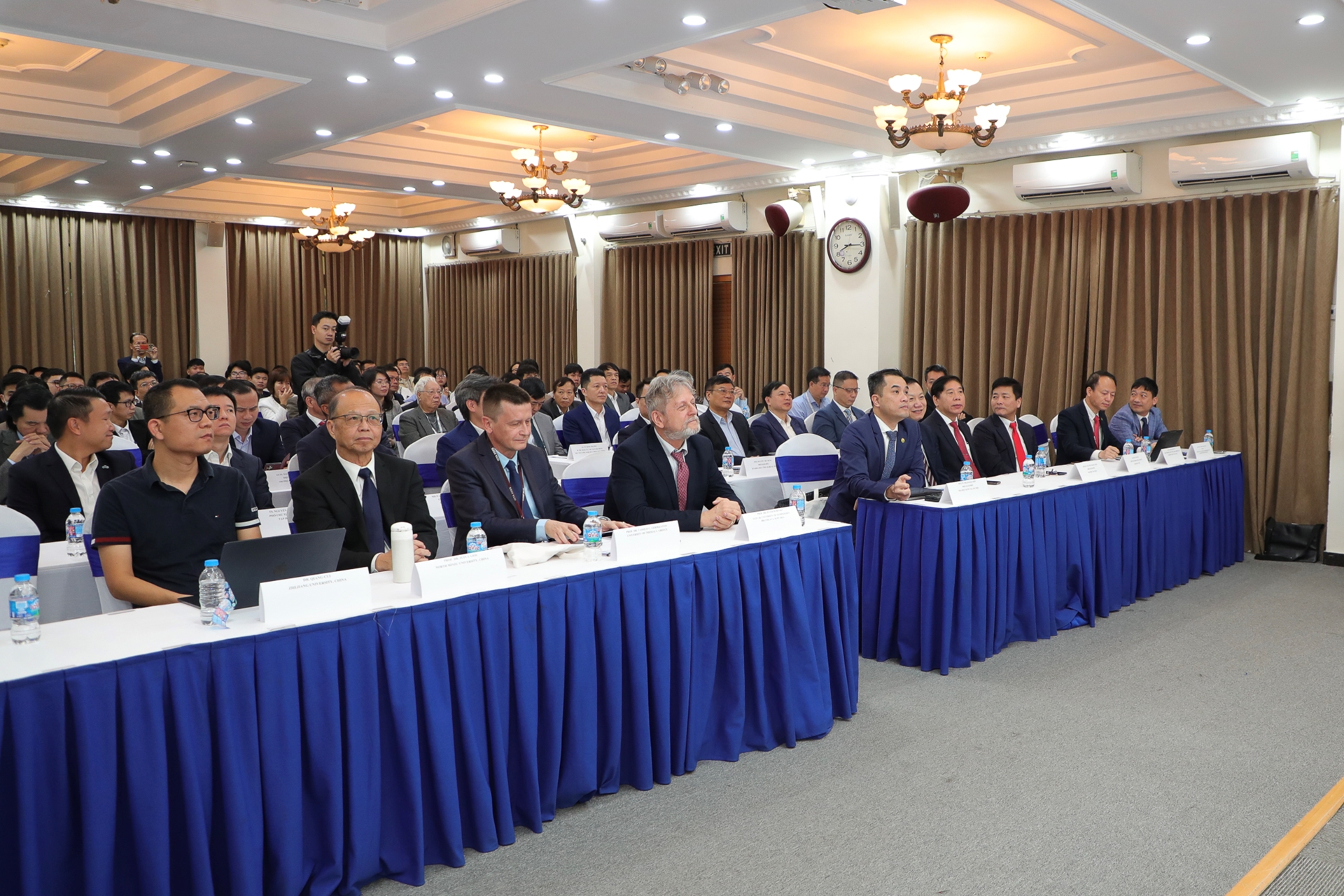 Công bố các ứng dụng và công nghệ hiện đại trong lĩnh vực trí tuệ nhân tạo và công nghiệp bán dẫn