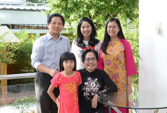 PGS.TS.BS Vương Thị Ngọc Lan cùng các thành viên trong gia đình