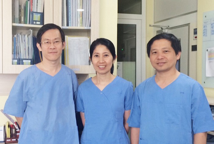 PGS.TS.BS Vương Thị Ngọc Lan (đứng giữa), cùng các đồng nghiệp