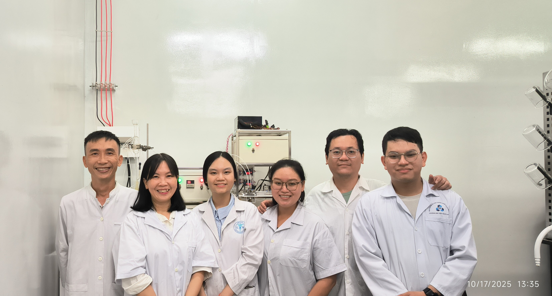 Một số thành viên trong nhóm thực hiện đề án: Nguyễn Phúc Hoàng Duy, Phạm Thị Thùy Phương, Lai Minh Nhật Ánh, Trần Bội An, Dương Huỳnh Thanh Linh và Trần Đức Thắng (từ trái qua phải)