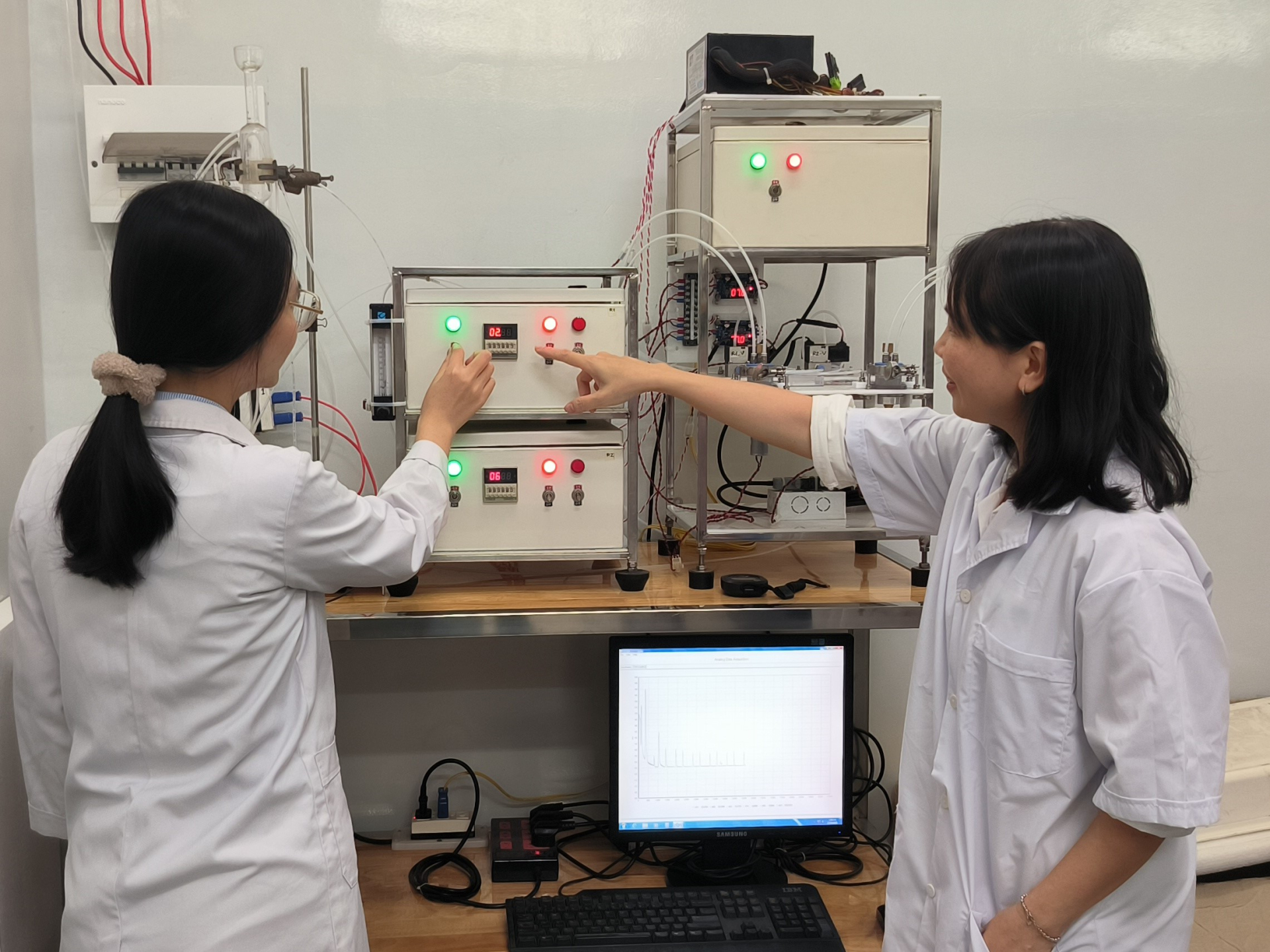 TS. Phạm Thị Thùy Phương (bên phải) cùng đồng nghiệp sử dụng hệ phản ứng sinh học tích hợp cảm biến hồng ngoại không phân tán (NDIR CO₂)