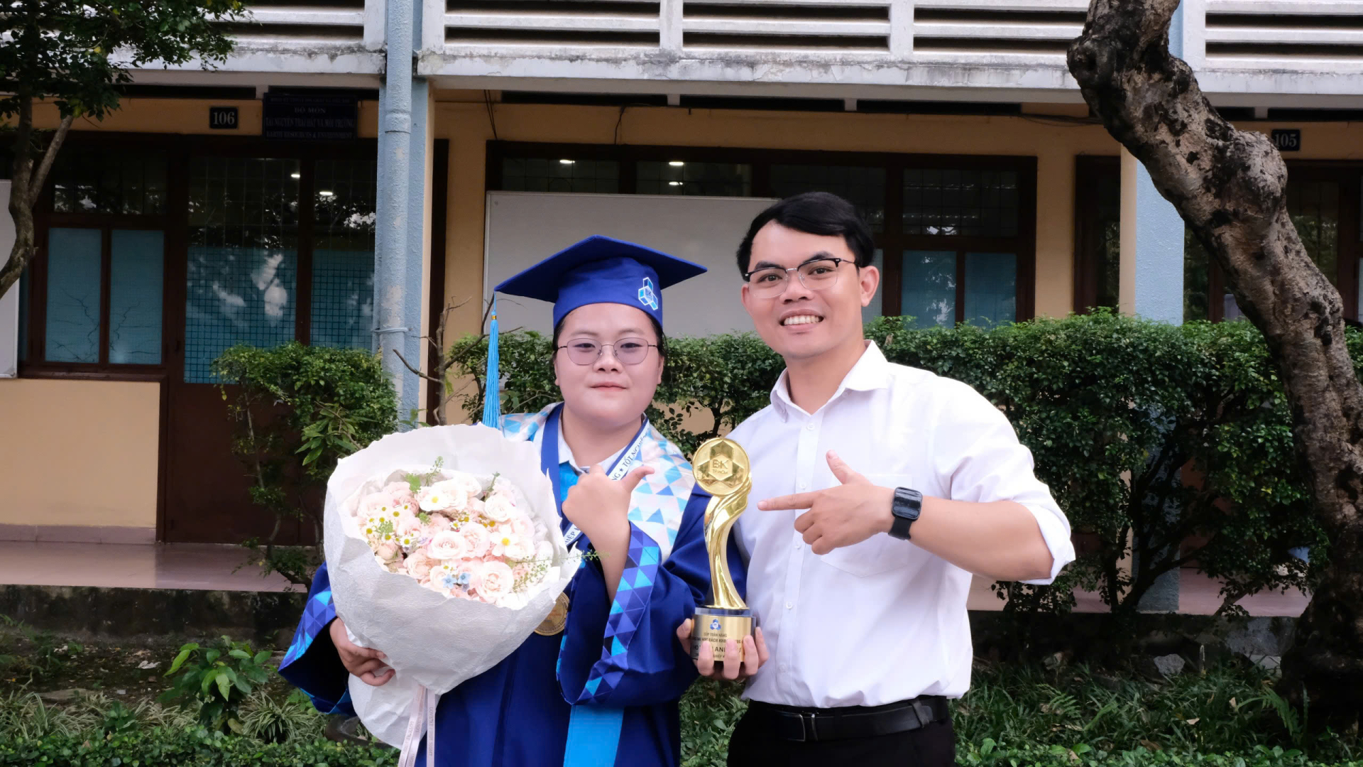 Anh Thư chụp ảnh cùng TS. Nguyễn Đức Duy, giảng viên hướng dẫn (ảnh: Nhân vật cung cấp)