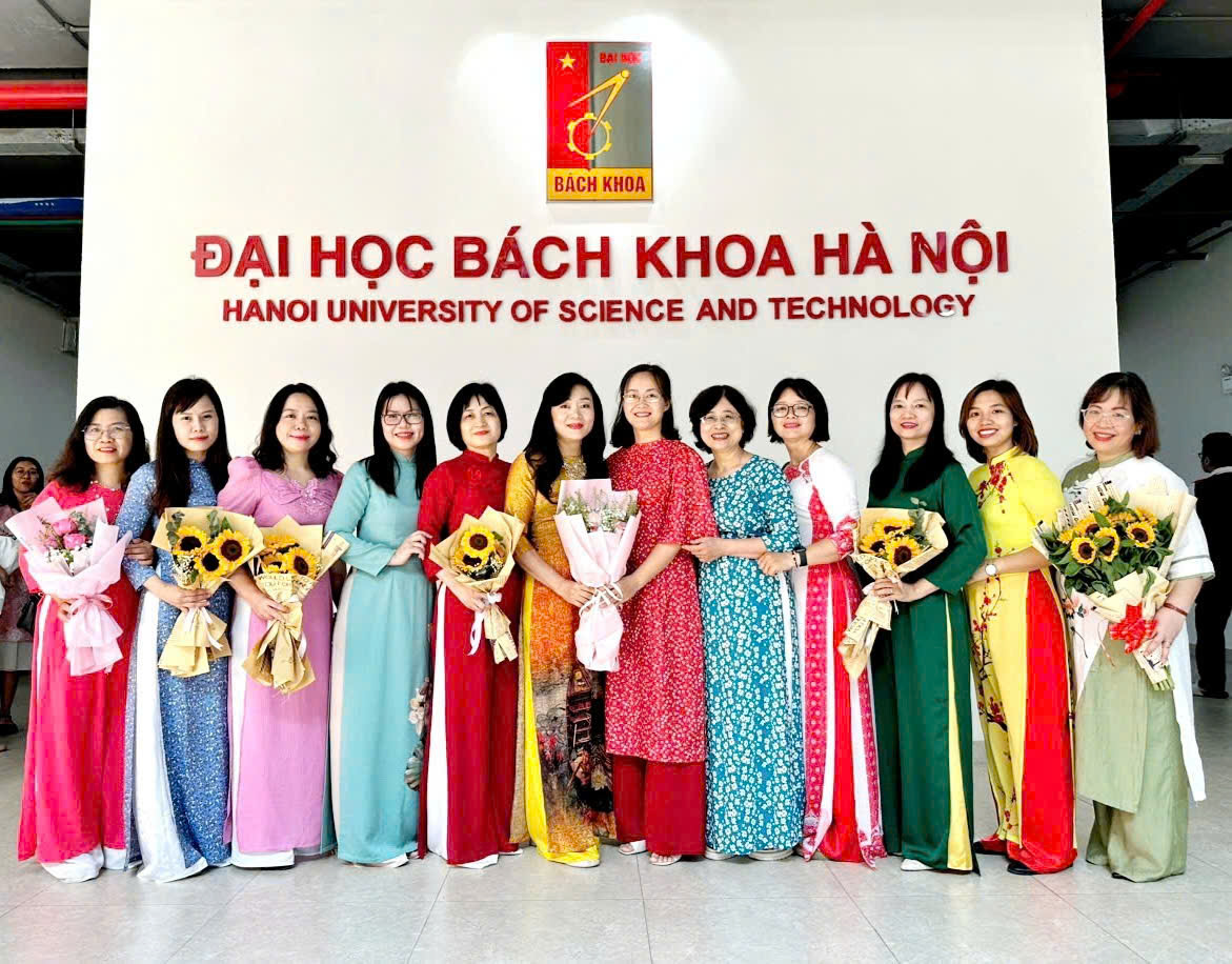 Cô Minh Hà (thứ 6 từ phải sang) cùng các đồng nghiệp Khoa Ngoại ngữ, Đại học Bách khoa Hà Nội