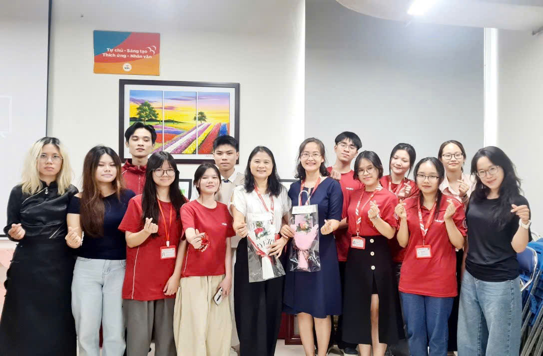 Cô Minh Hà (thứ 4 từ phải qua) và TS. Trịnh Thị Ánh Hằng (thứ 5 từ phải qua) - Phó Trưởng khoa phụ trách Khoa Ngoại ngữ, ĐH Bách khoa Hà Nội cùng các nhóm sinh viên NCKH