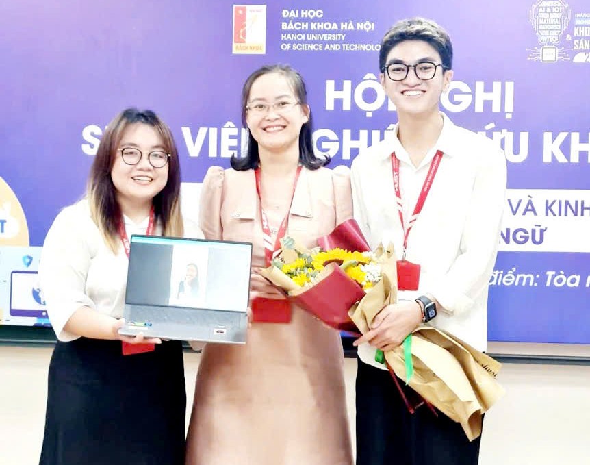 Cô Minh Hà với nhóm sinh viên đạt giải Nhất Hội nghị Sinh viên NCKH năm học 2023 - 2024