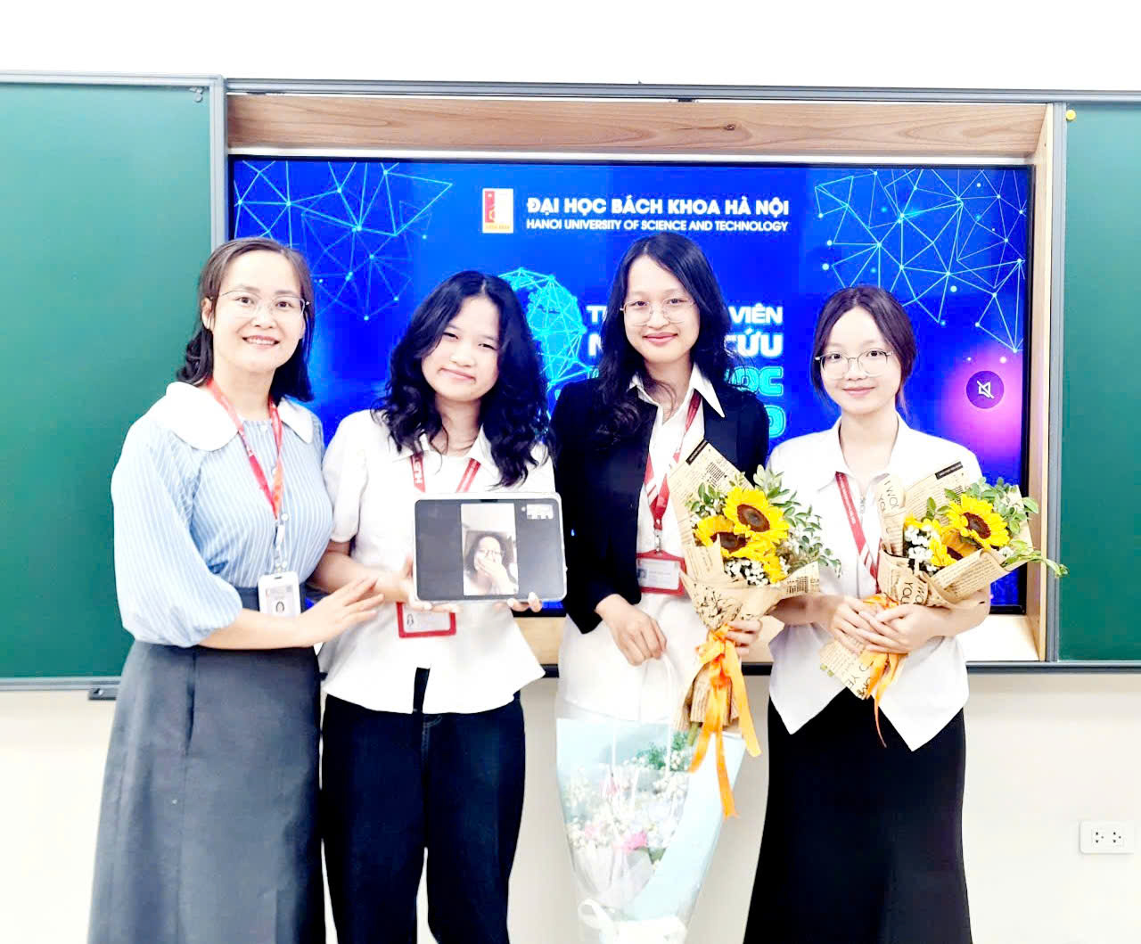 Cô Minh Hà và nhóm sinh viên đạt giải Nhì Hội nghị Sinh viên NCKH năm học 2024 - 2025