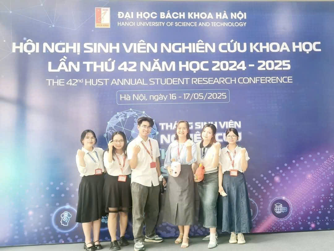 Cô Minh Hà hướng dẫn nhóm sinh viên đạt giải Khuyến khích Hội nghị Sinh viên NCKH năm học 2024 - 2025