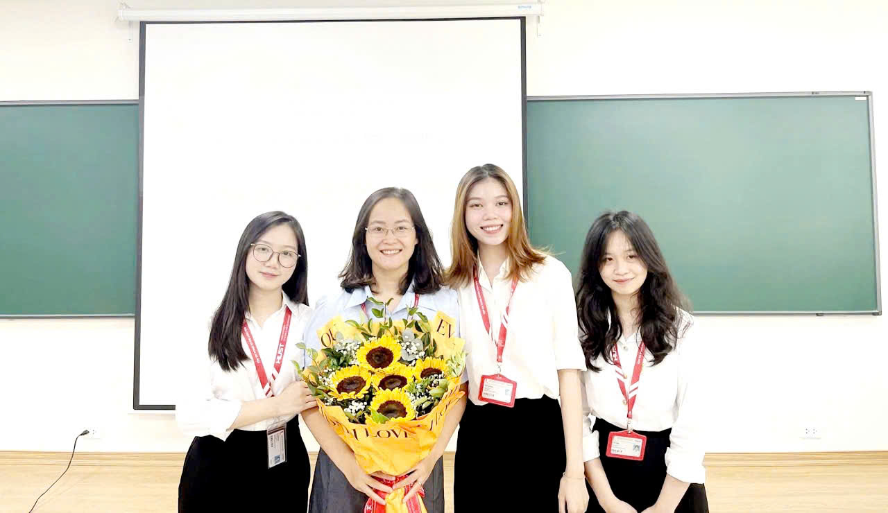 Cô Minh Hà hướng dẫn sinh viên làm Khóa luận xuất sắc, có bài đăng Hội thảo quốc tế ICEF, nhóm trưởng được học bổng toàn phần học Thạc sỹ tại Anh