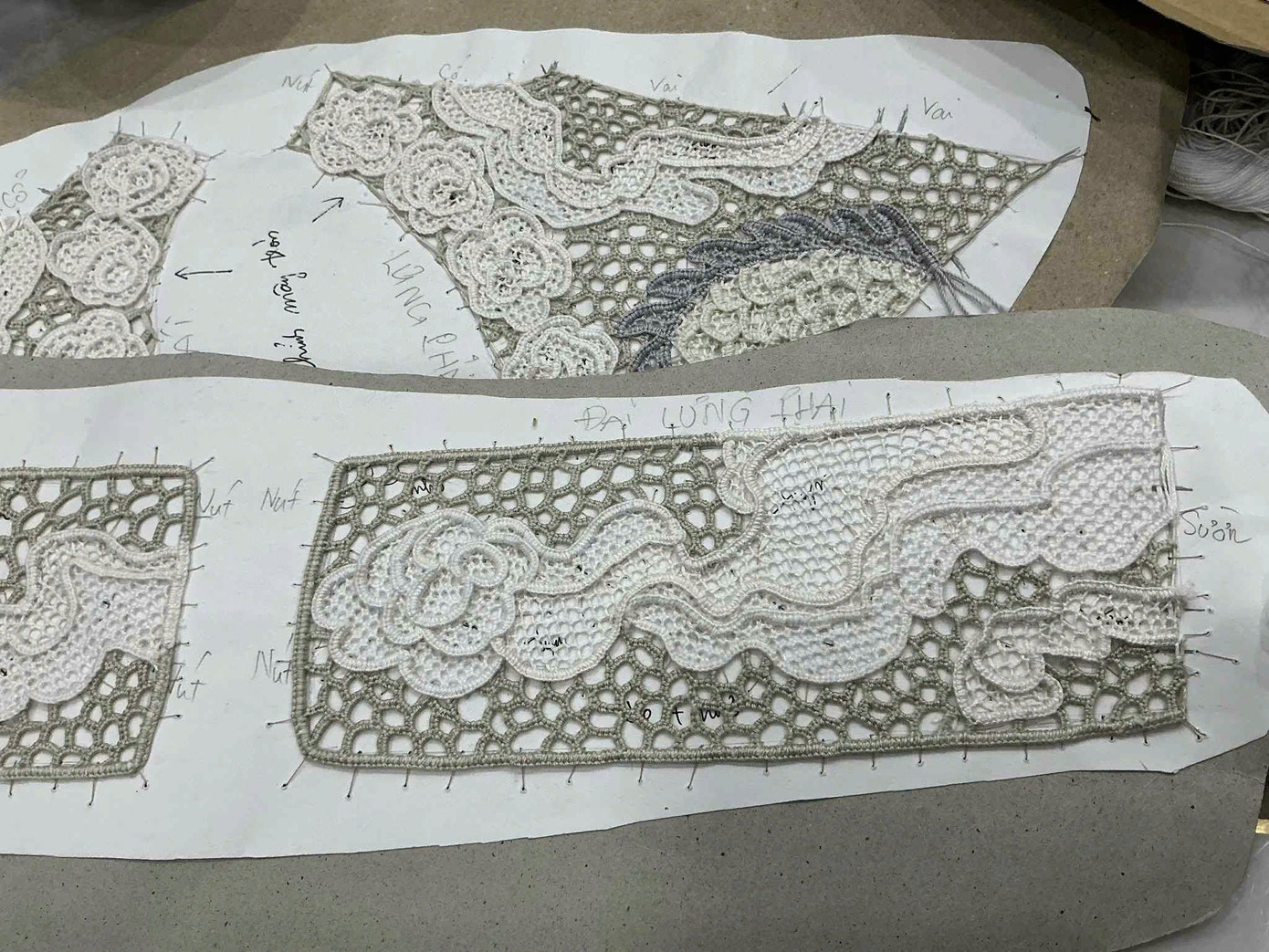 Các chi tiết vẩy rồng nổi khối sống động