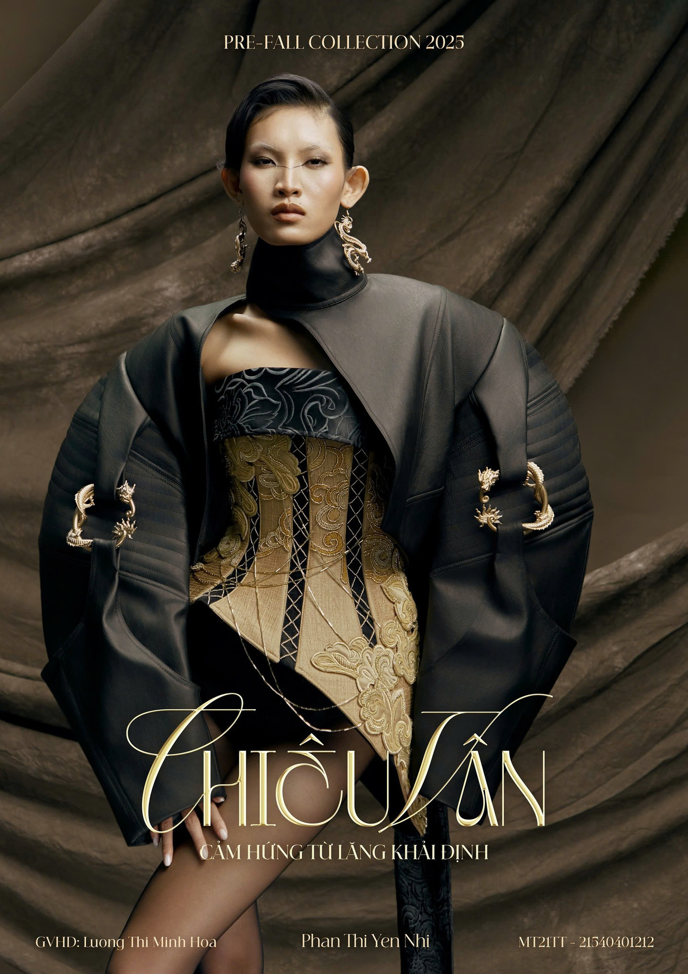 Trong buổi bảo vệ đồ án tốt nghiệp tháng 7 vừa qua của ĐH Kiến trúc TP.HCM, Phan Thị Yến Nhi tạo nên dấu ấn đặc biệt cùng BST Chiêu Vân.