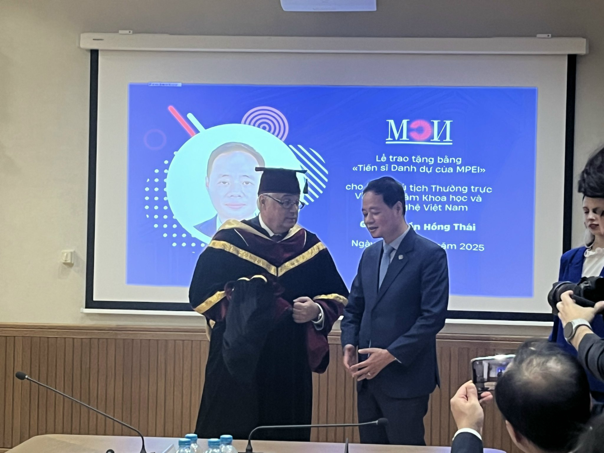 GS Nikolay Rogalev đặt câu hỏi truyền thống của MPEI trước khi công nhận và trao bằng Tiến sĩ danh dự