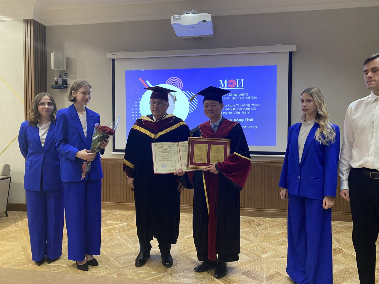 GS.TS Trần Hồng Thái nhận bằng và chứng nhận Tiến sĩ danh dự của MPEI từ GS. Nikolay Rogalev
