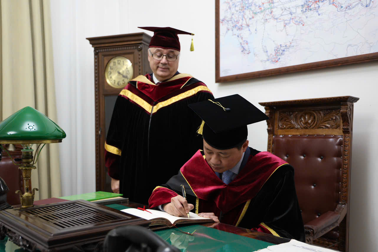 GS.TS Trần Hồng Thái ghi sổ lưu niệm truyền thống của MPEI