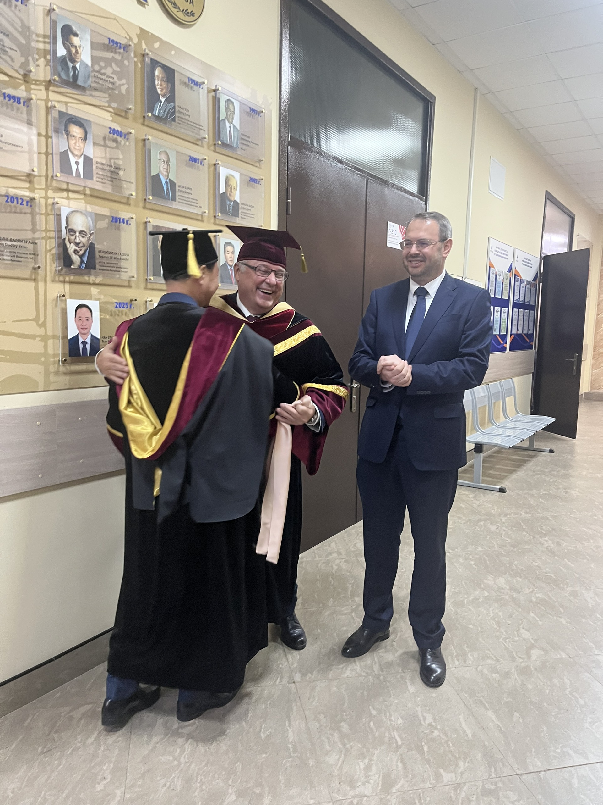 GS.TS Trần Hồng Thái, GS. Nikolay Rogalev, Hiệu trưởng MPEI và ông Konstatin Mogilevski, Thứ trưởng Bộ KH và GD Đại học bên bức tường danh dự vừa được gắn tên GS.TS Trần Hồng Thái