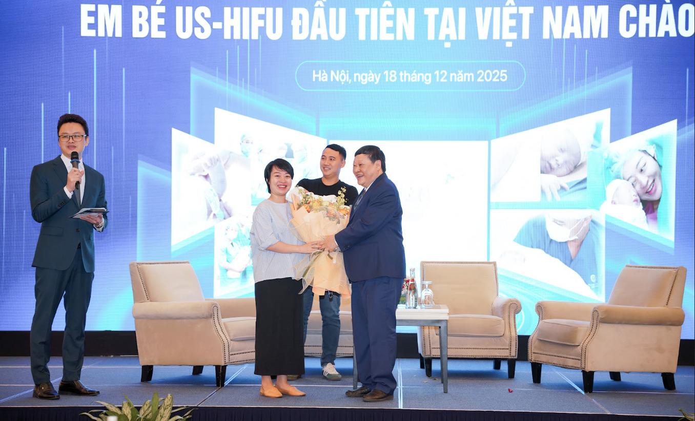 GS Nguyễn Viết Tiến, Phó Chủ tịch thường trực Hội đồng Y khoa quốc gia, Chủ tịch hội Phụ sản Việt Nam chúc mừng vợ chồng chị Phạm Thị Huyền Trang