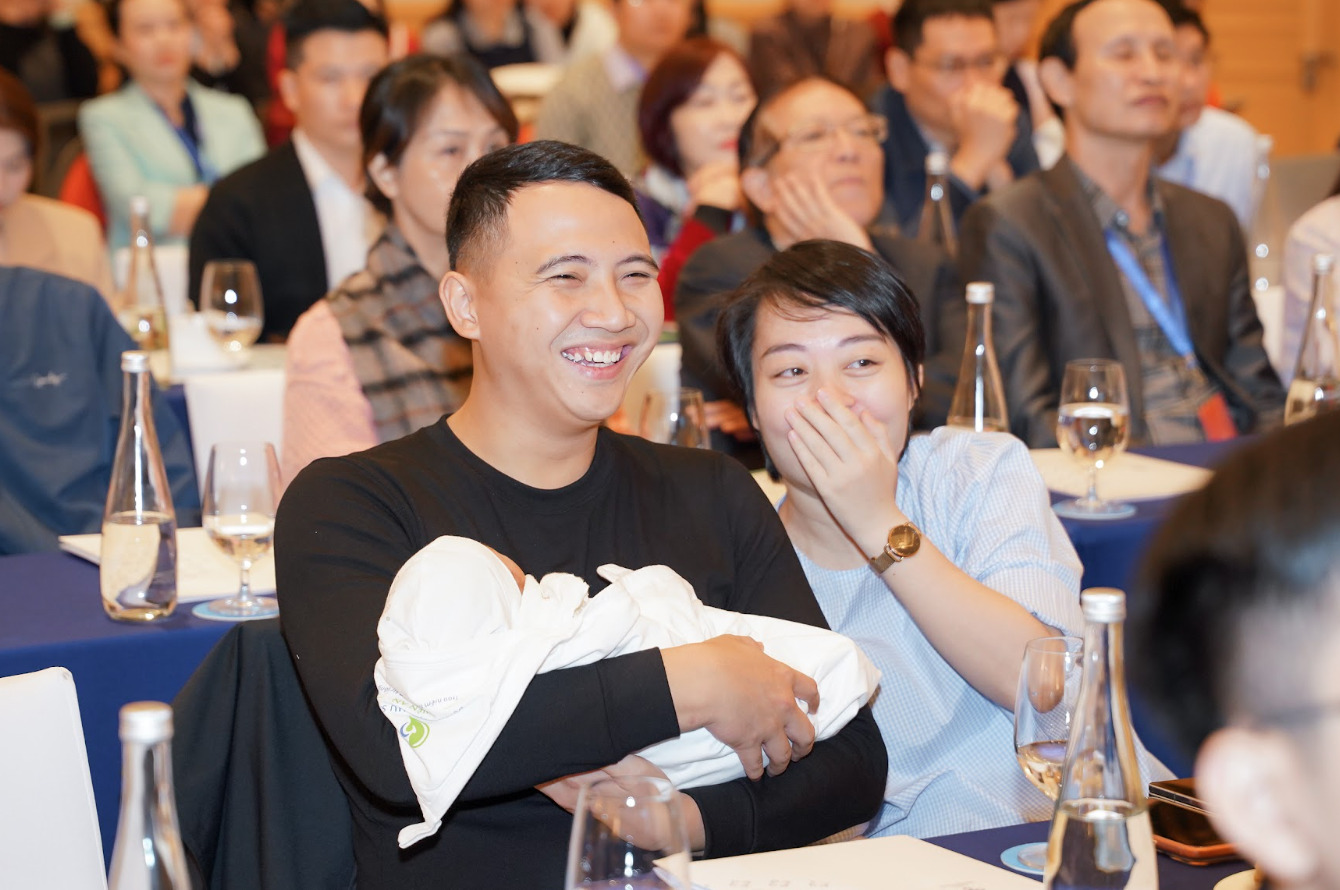 Vợ chồng chị Phạm Thị Huyền Trang hạnh phúc bên em bé chào đời khoẻ mạnh