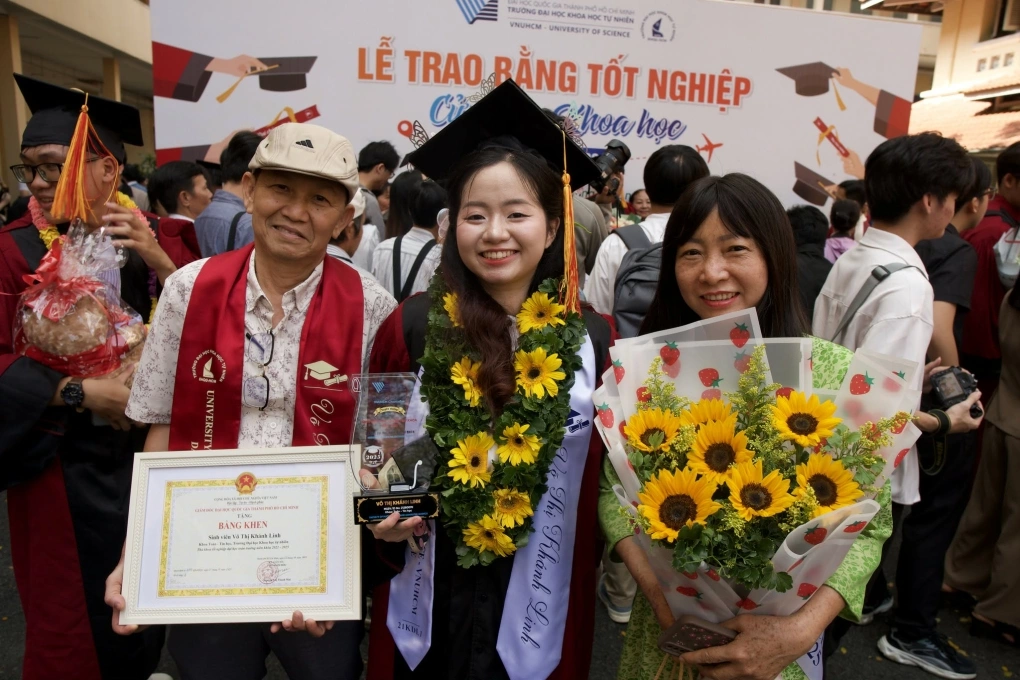 Niềm vui của nữ thủ khoa Khánh Linh và bố mẹ tại lễ tốt nghiệp 