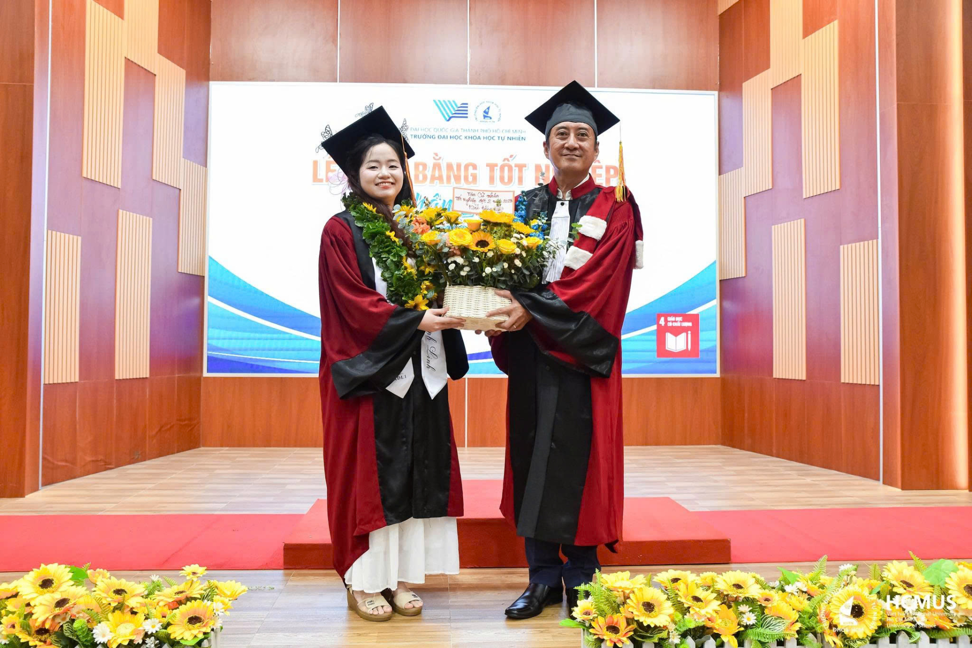 Thủ khoa Võ Thị Khánh Linh đại diện tân cử nhân tri ân Quý Thầy Cô trên hành trình trưởng thành