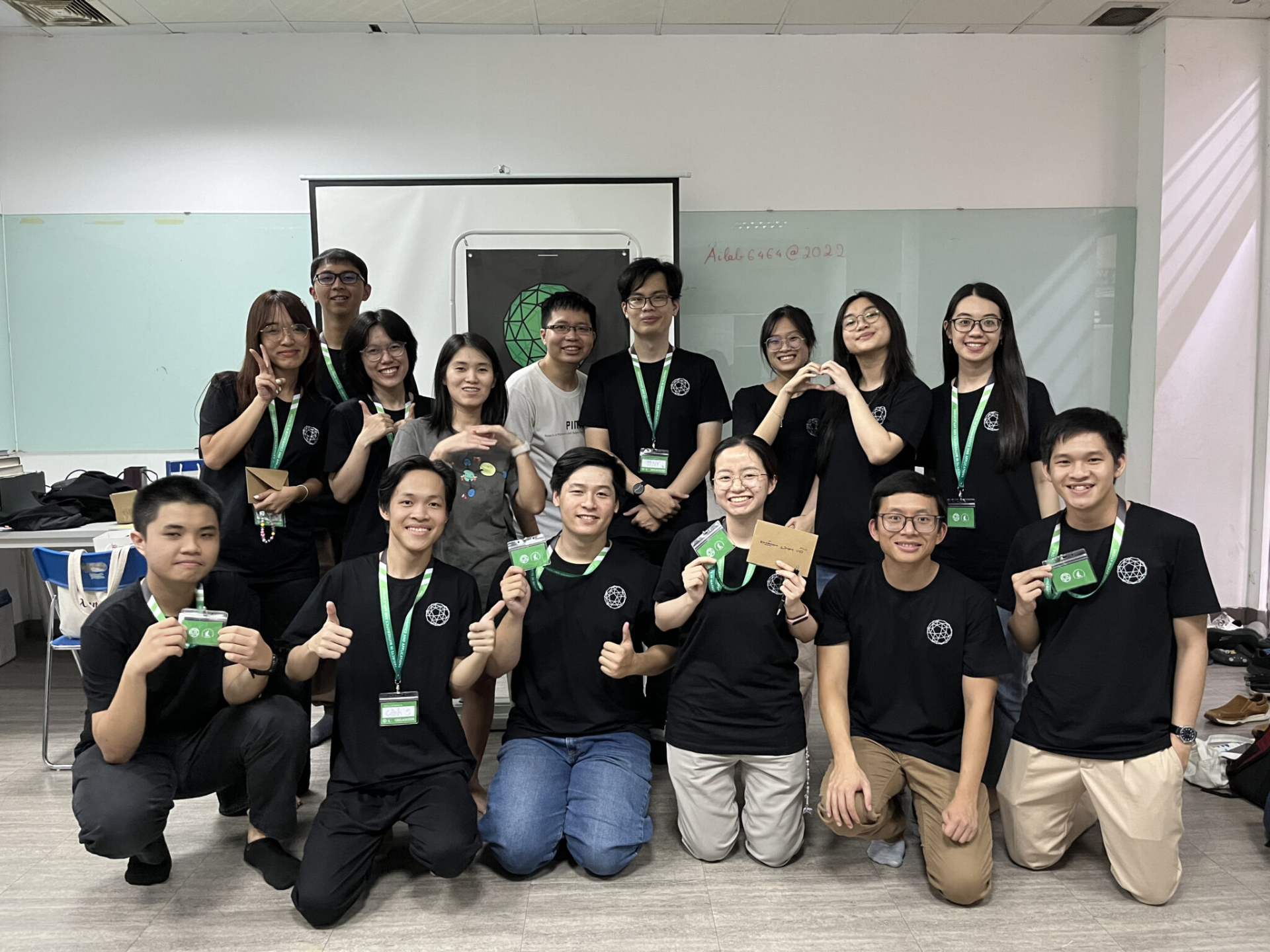 Khánh Linh (bạn nữ hàng đầu, thứ 3 từ phải qua) với vai trò Mentor cùng Ban Tổ chức Trại hè PiMA 2024