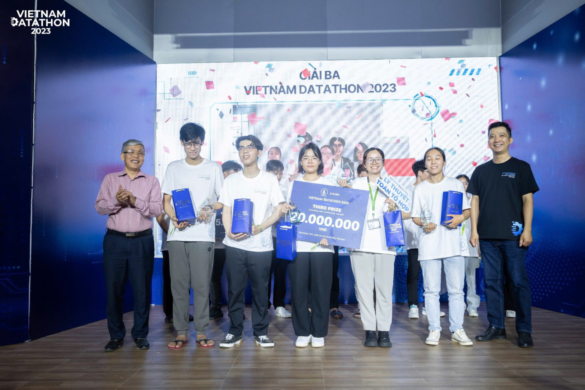 Khánh Linh (bạn nữ thứ 2 từ phải sang) là đội trưởng team Lý thuyết Toán Tổ hợp – team đạt giải Ba cuộc thi Vietnam Datathon 2023