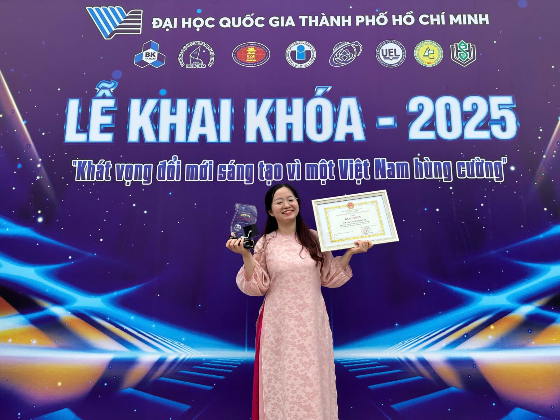 Khánh Linh nhận bằng khen của Giám đốc Đai học Quốc gia TPHCM vào Lễ khai khóa 2025