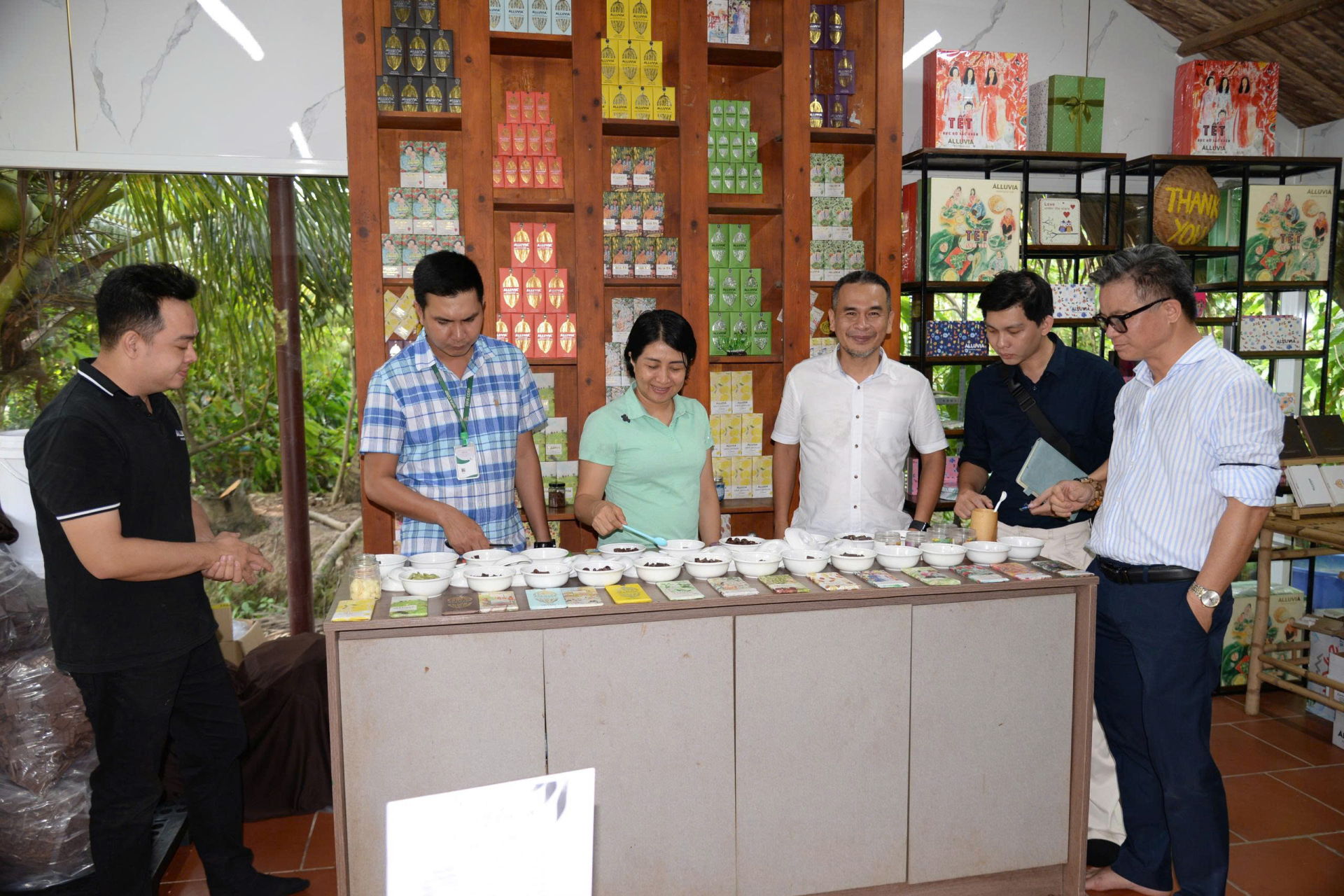 Chị Nguyễn Ngọc Điệp cùng các cộng sự chế biến hạt ca cao thành các sản phẩm socola