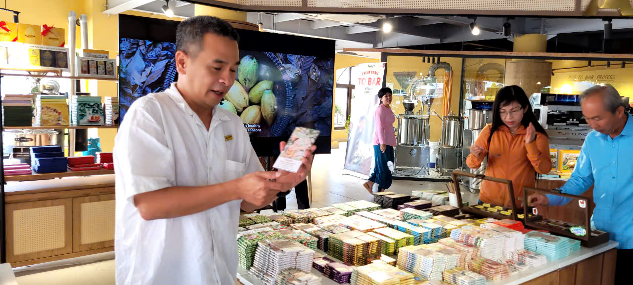 Chị Nguyễn Ngọc Điệp cùng các cộng sự đã cho ra thị trường 30 sản phẩm socola khác nhau