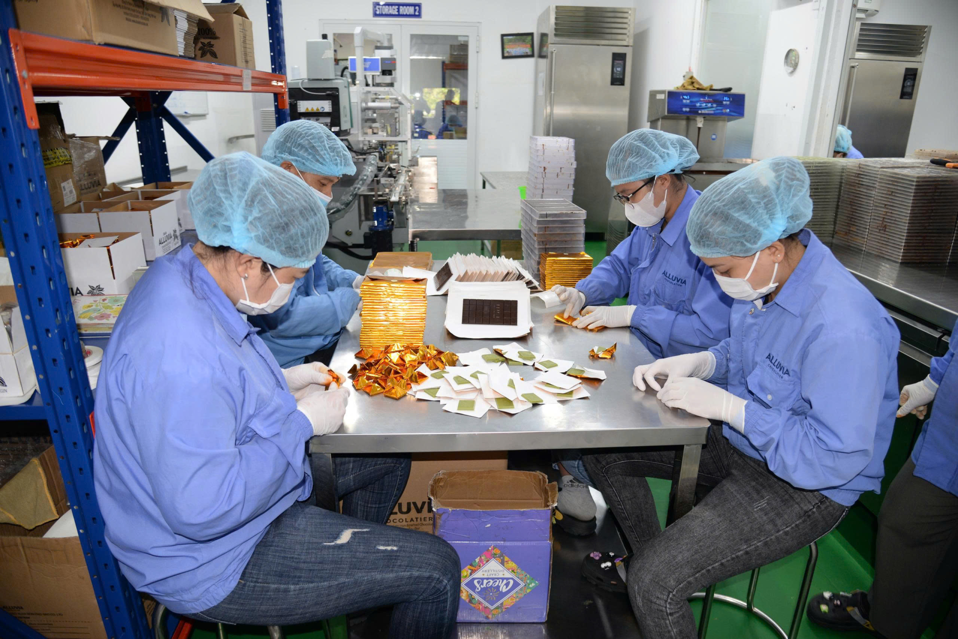 Công nhân của công ty TNHH Ca cao Xuân Ron Chợ Gạo đang sản xuất socola với quy trình nghiêm ngặt về an toàn vệ sinh thực phẩm